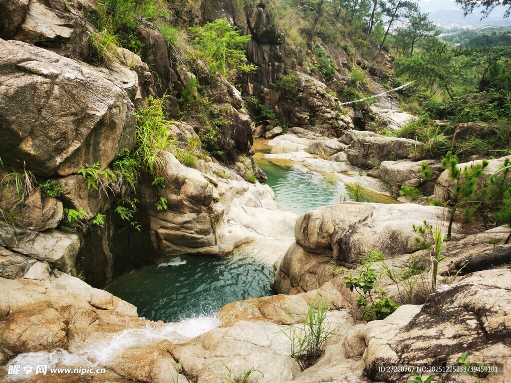 山间清澈溪流与嶙峋怪石