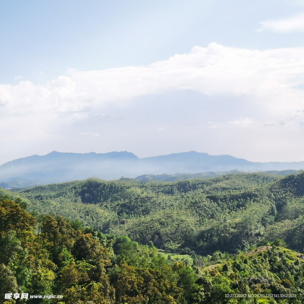 青山绿野间的壮阔自然景色