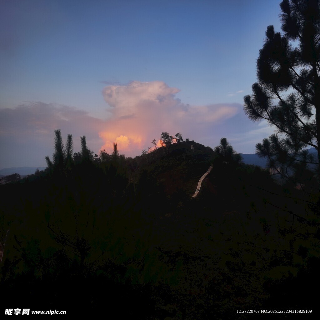 黄昏山林间的美丽天际线