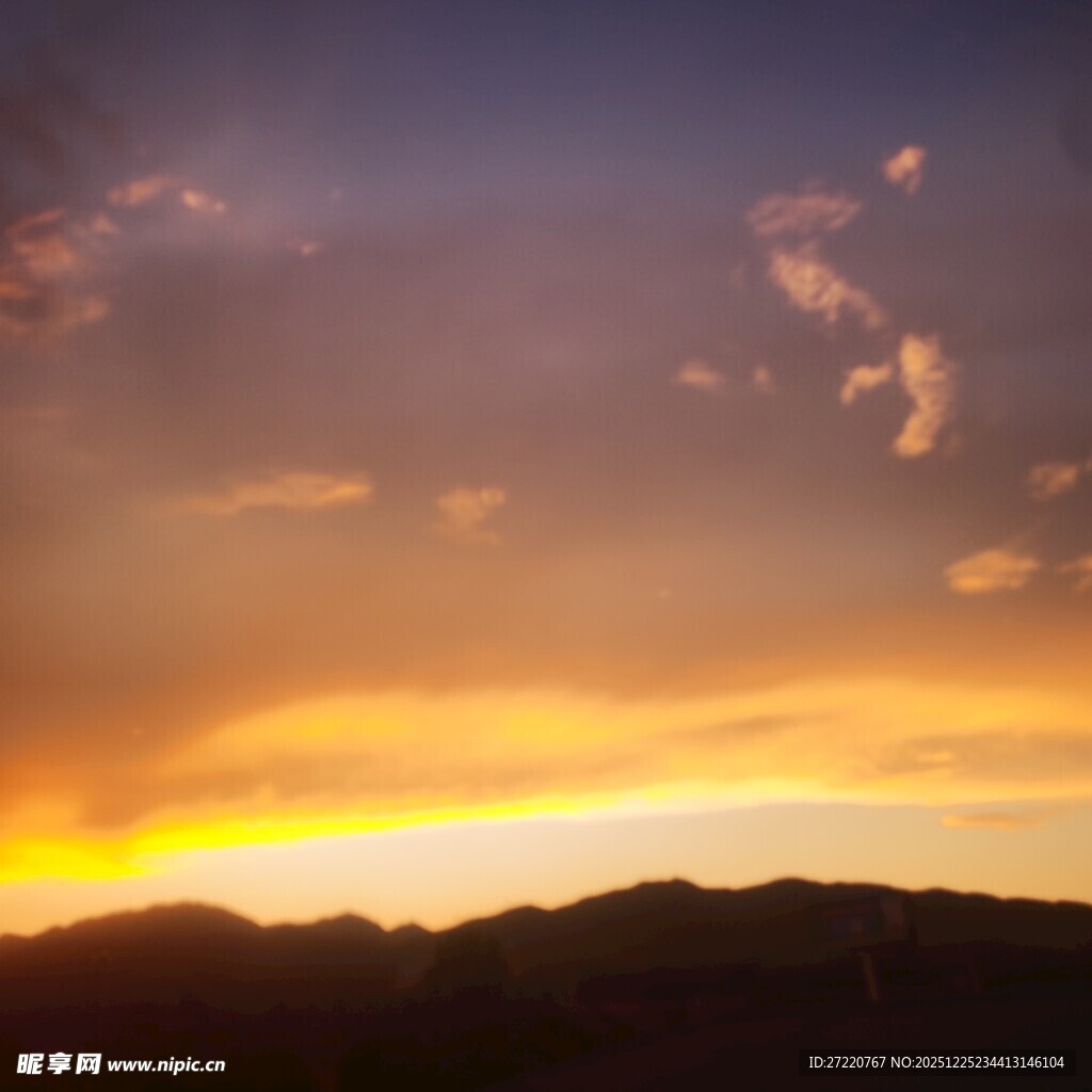 壮丽黄昏天空与远山景色