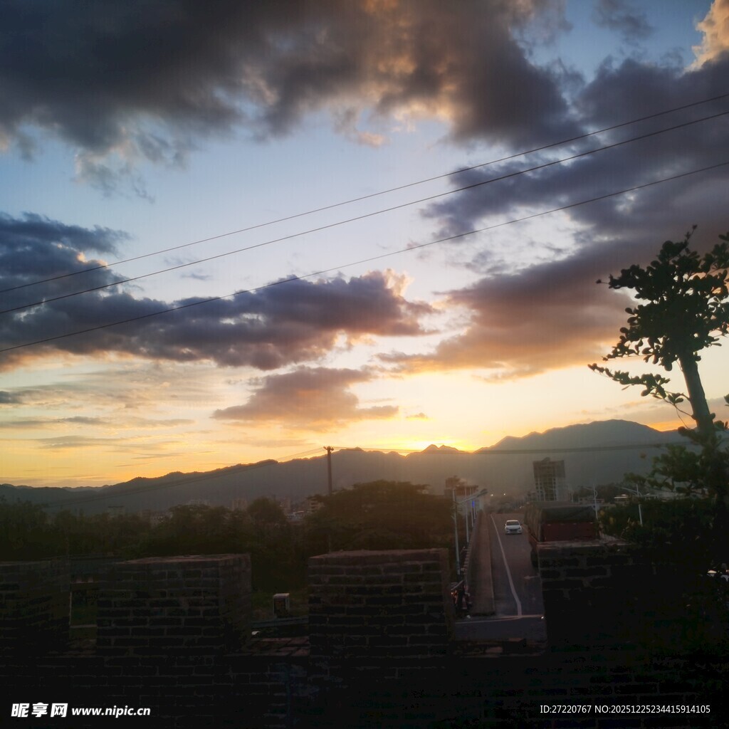 夕阳下天空与远处景物