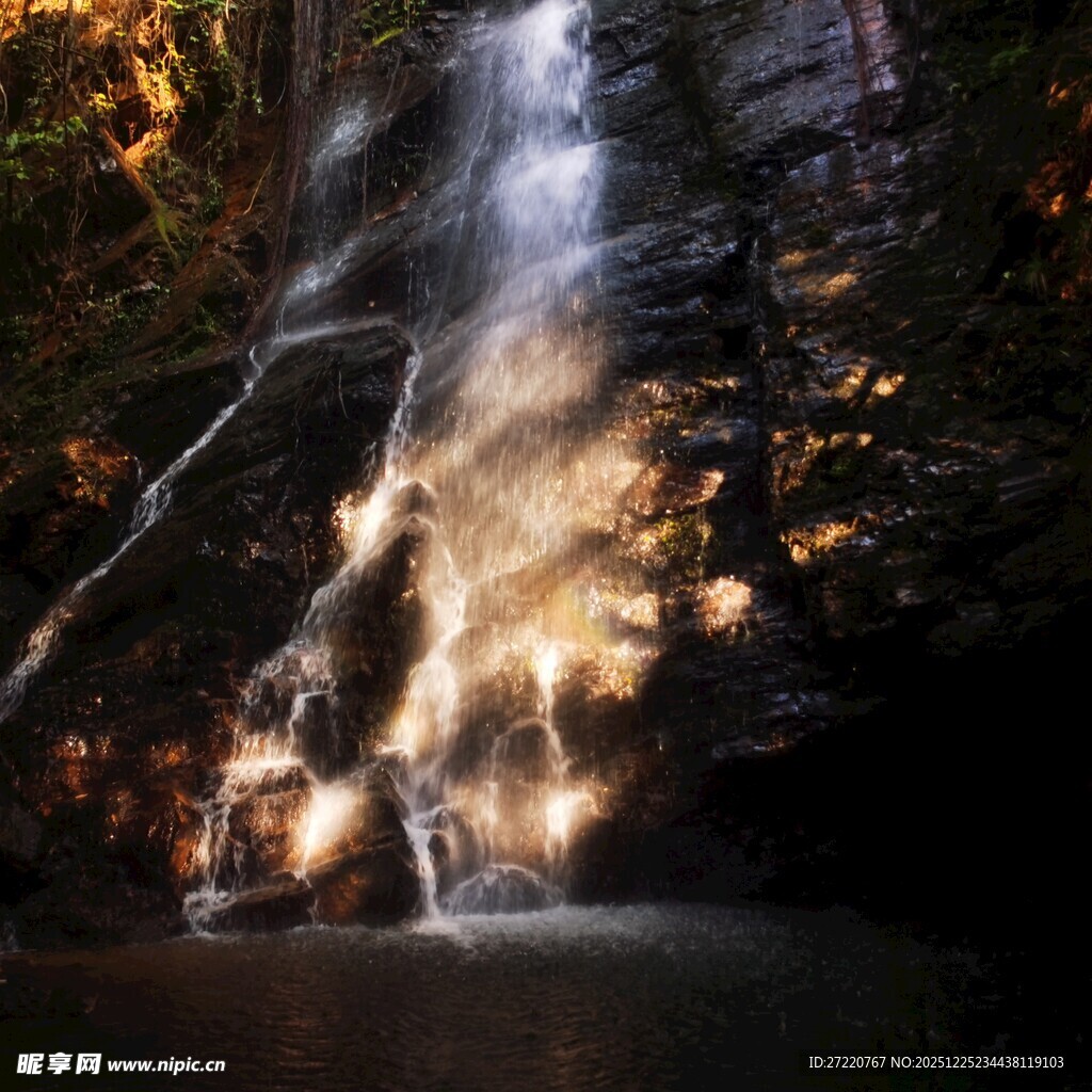 夕阳下的梦幻瀑布景观