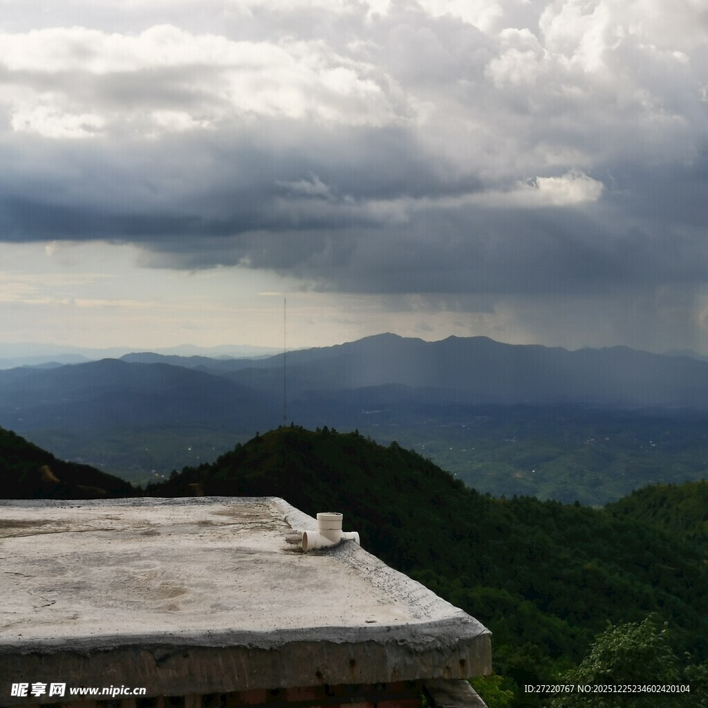 山巅之上的雨幕景观