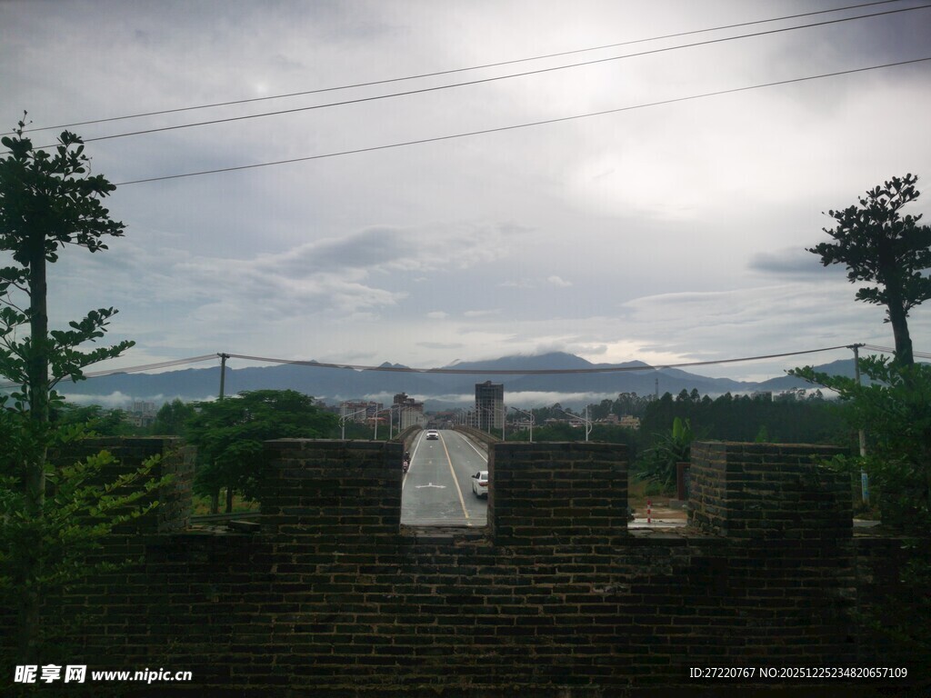 阴天中的乡村田野景象