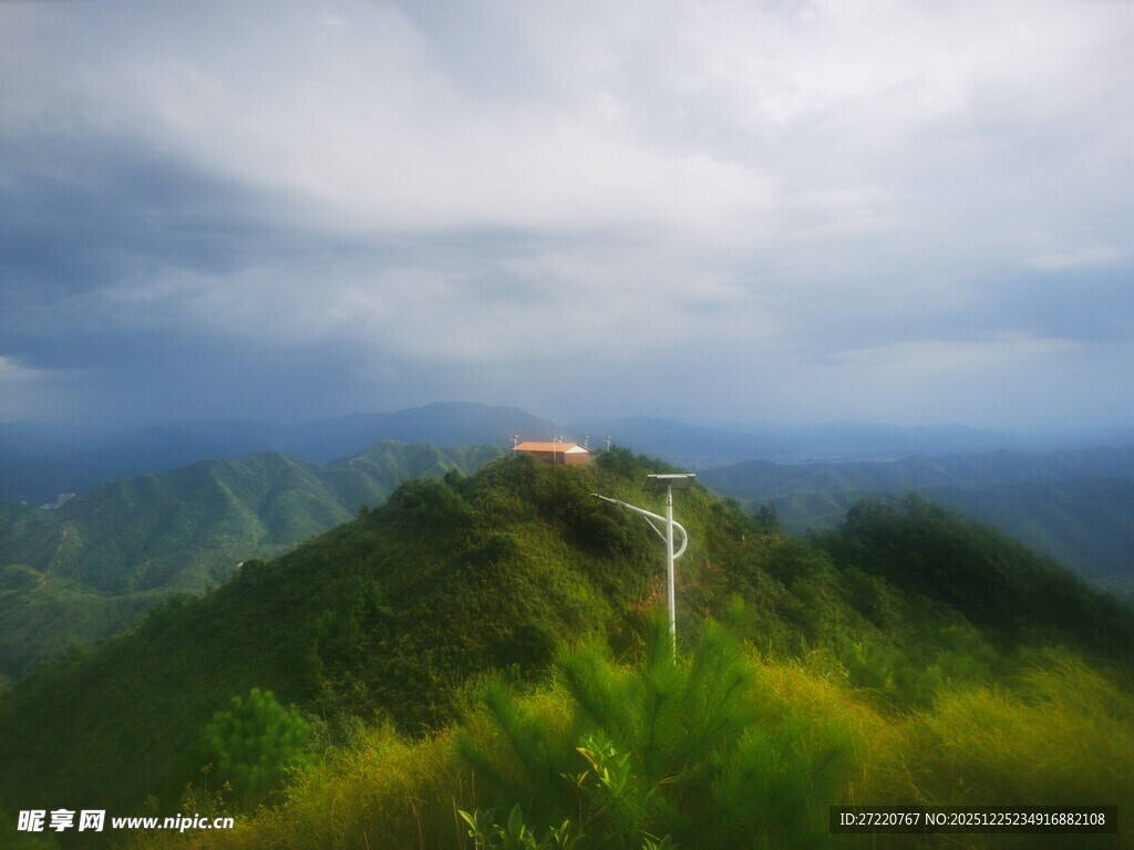 山巅小屋隐于云雾之中