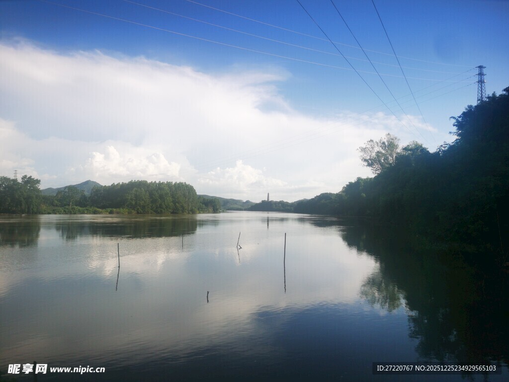 宁静湖水与远处山峦倒影