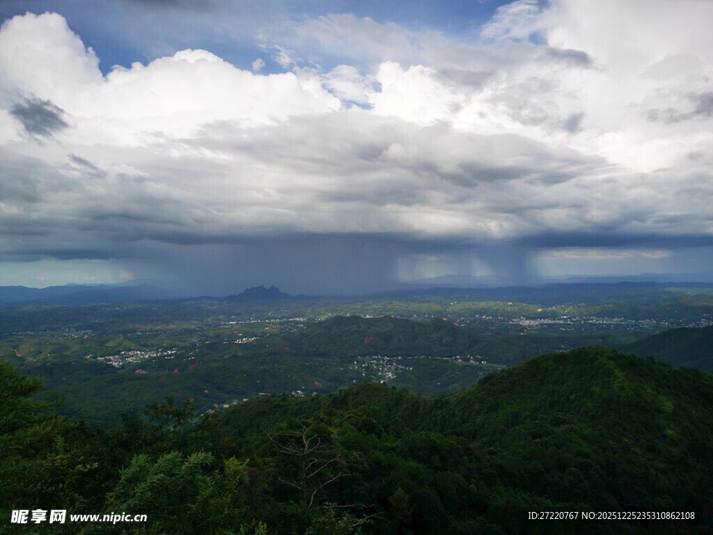 山峦云海间的壮美景色