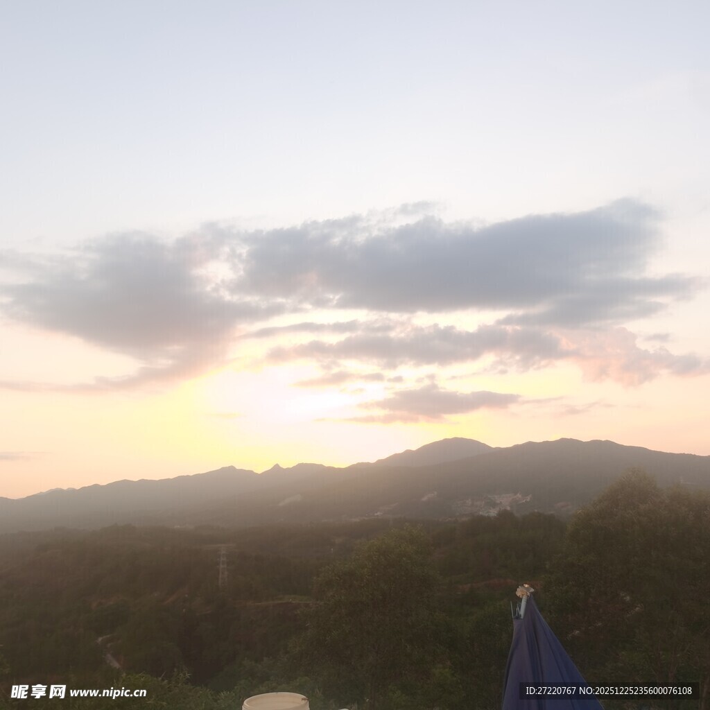 日落时分的山峦与天空