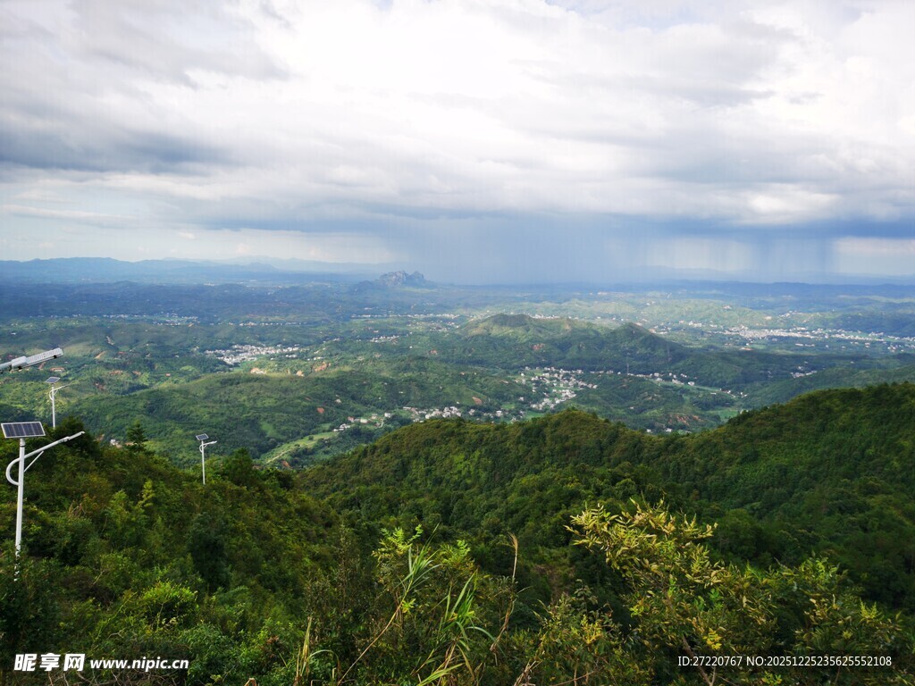 俯瞰葱郁山林与辽阔天际