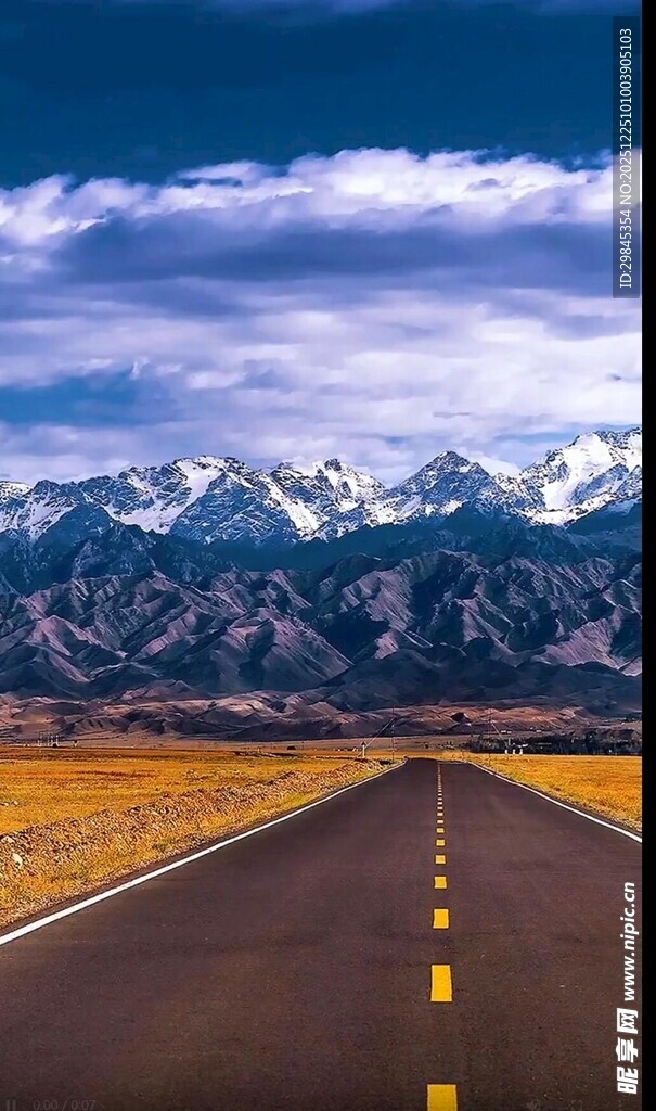 公路伸向雪山壮丽风景