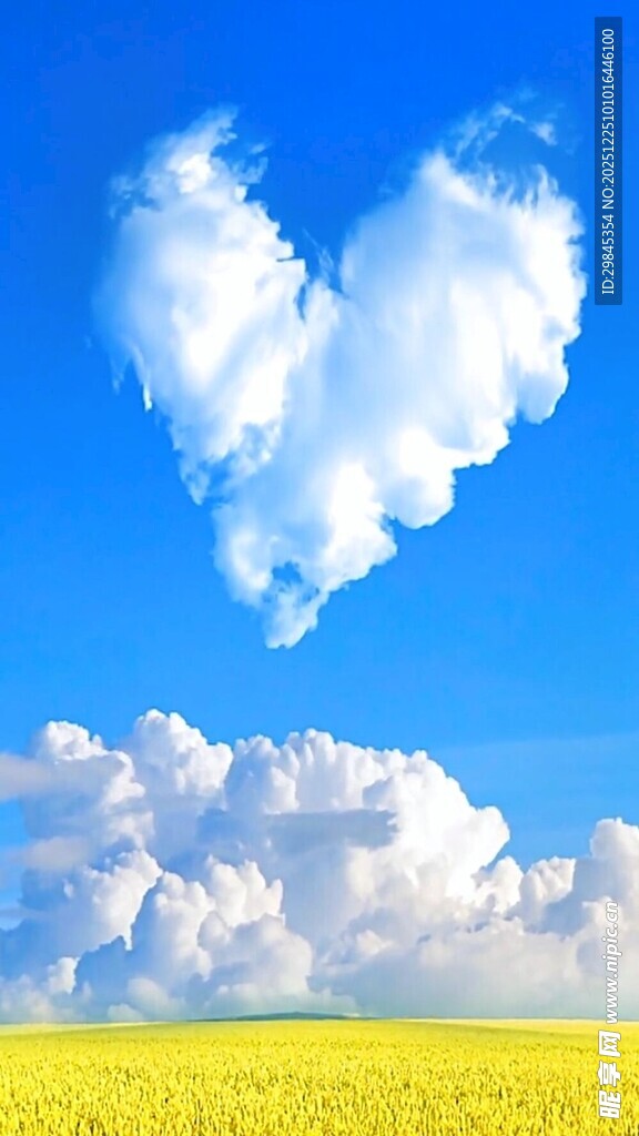 心形云朵下的金黄田野