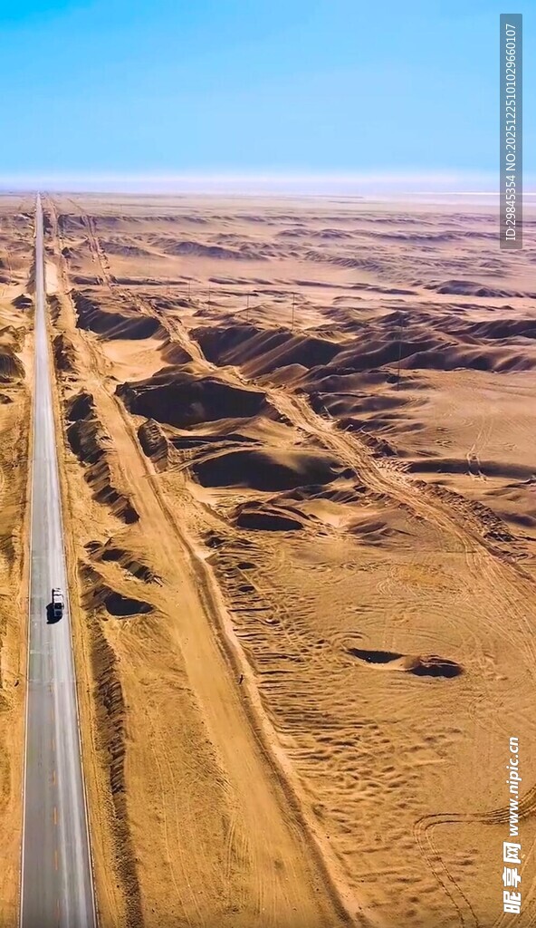 航拍沙漠中的公路景观