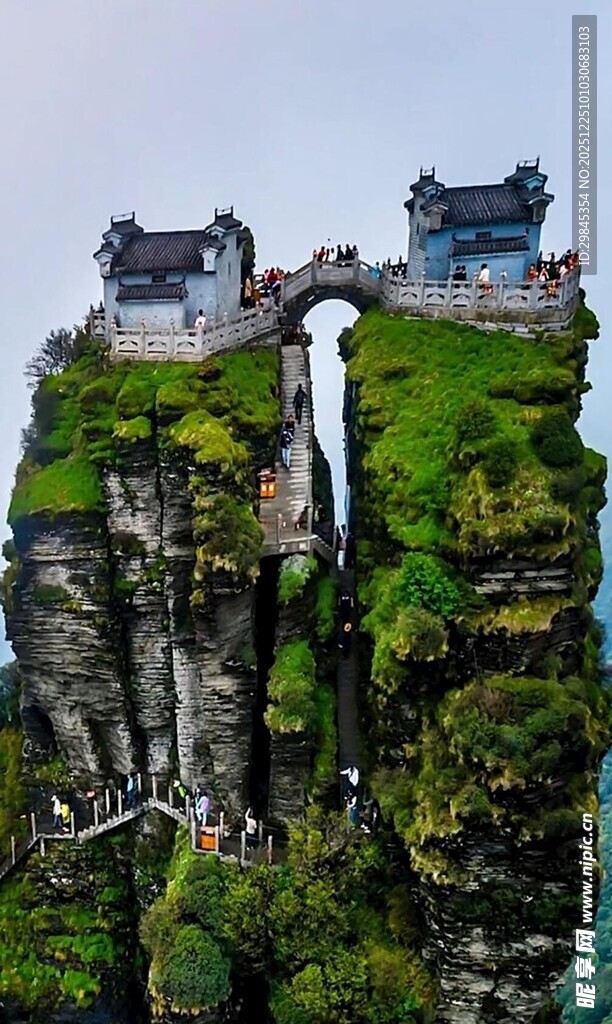 奇峰上的独特建筑景观