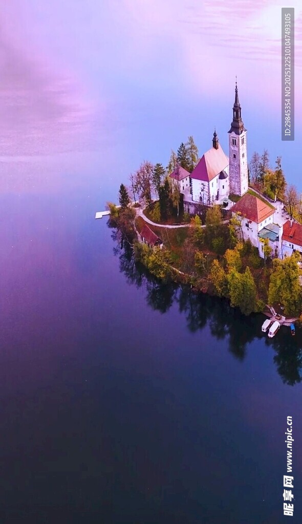 梦幻湖中小岛城堡风光