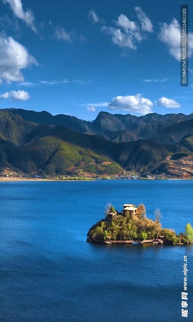 湖中小岛美景如画