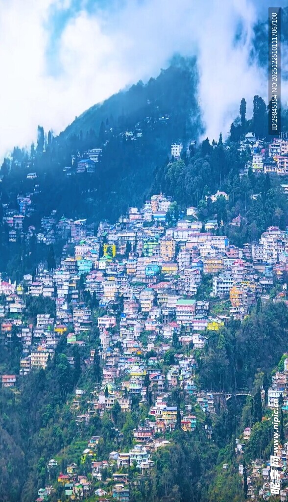 山间多彩小镇俯瞰美景