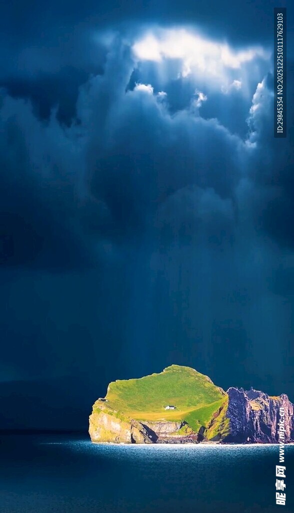 云海中的奇幻绿色小岛