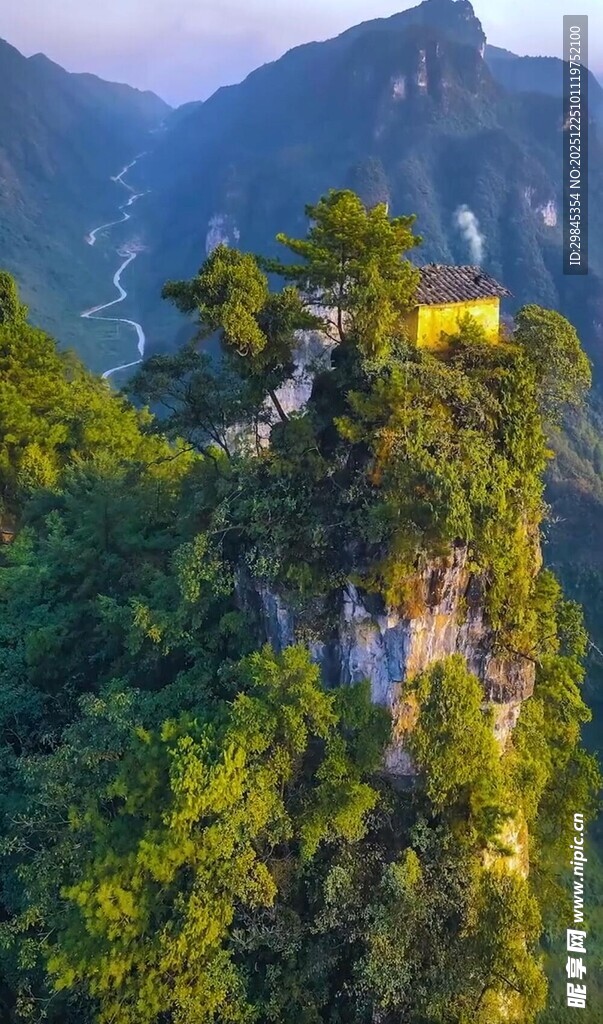 山巅古建隐于葱郁山林