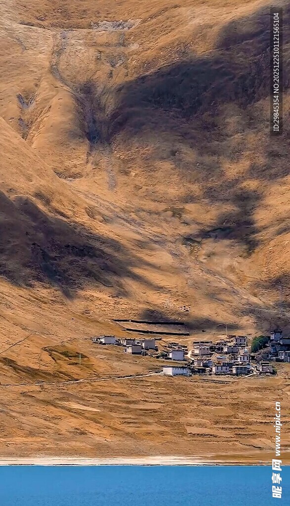 沙漠中的蓝色水域聚落