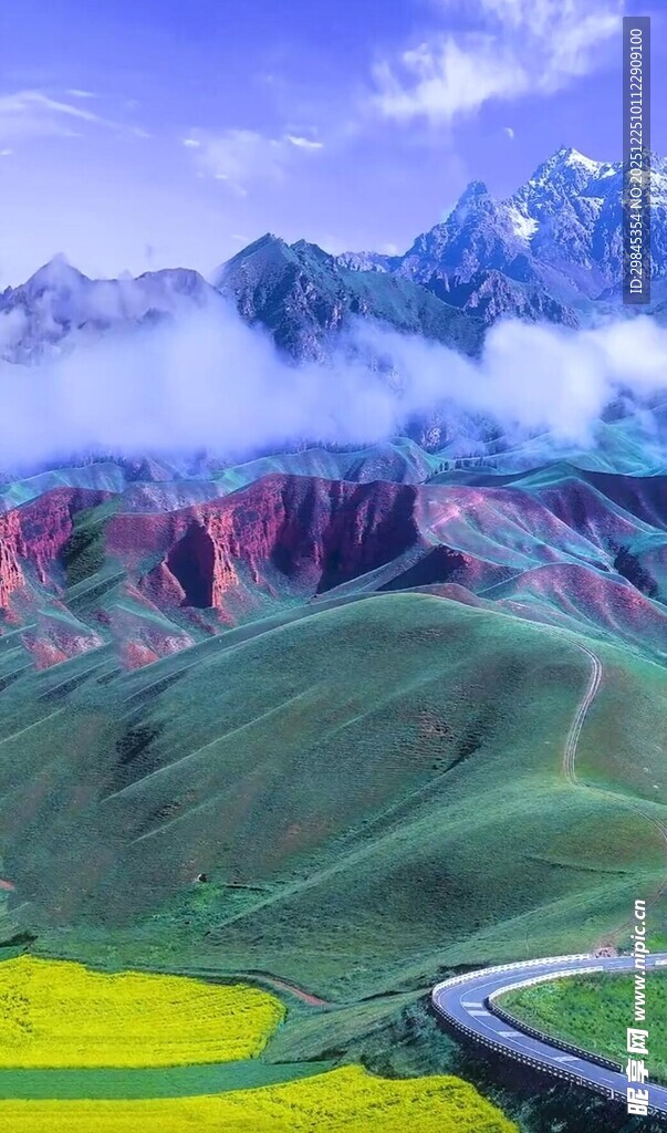 山间公路旁的多彩壮丽风光