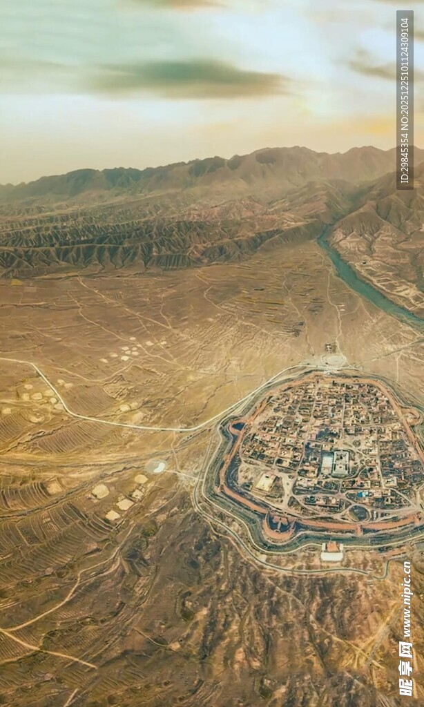 俯瞰山丘上的古老村落