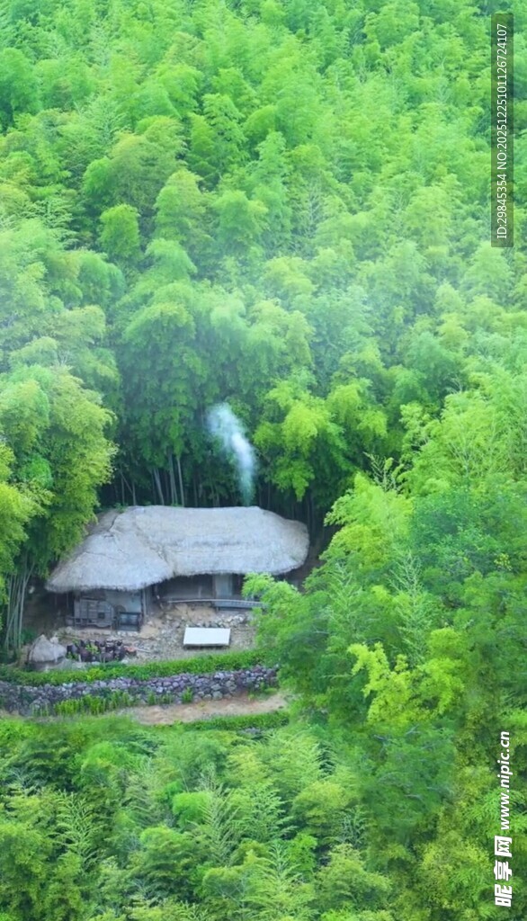 山林中的古朴小屋