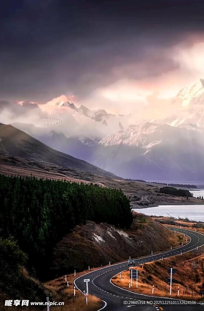 蜿蜒公路旁的壮丽自然景观