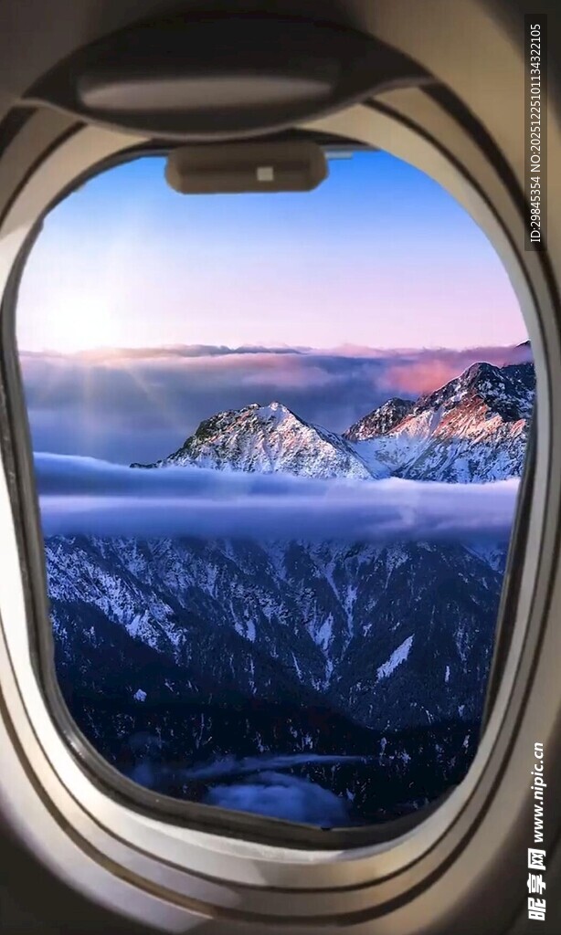 机窗外的壮丽雪山美景