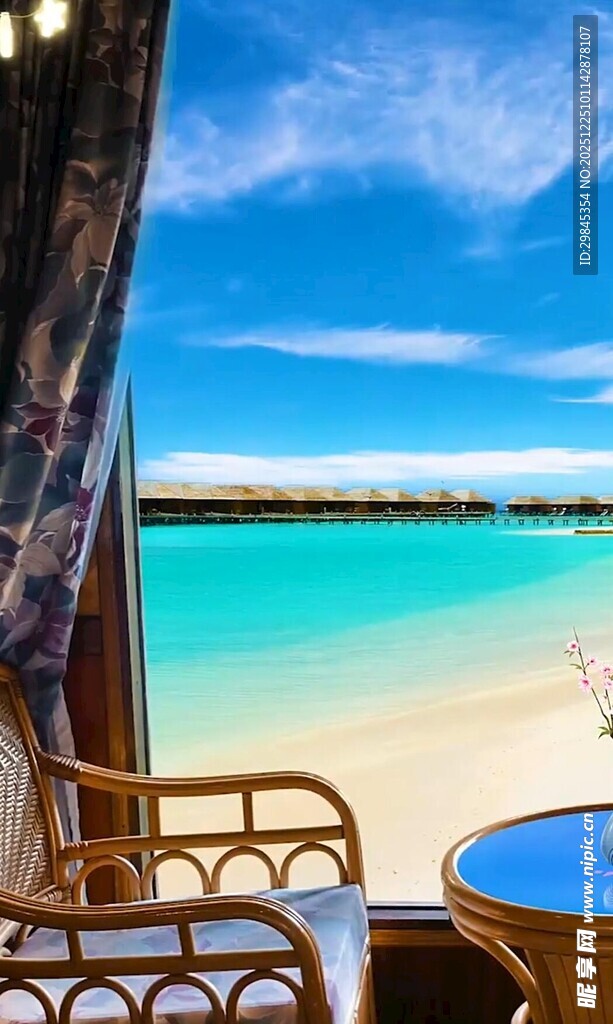 海景窗边的休闲桌椅