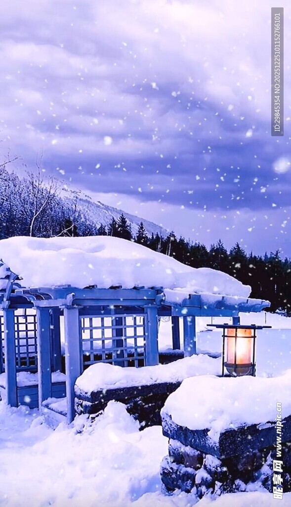 雪覆木屋的静谧冬日景象