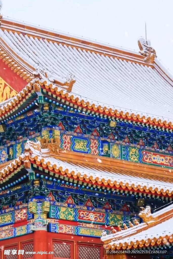 雪覆中式古建筑屋檐