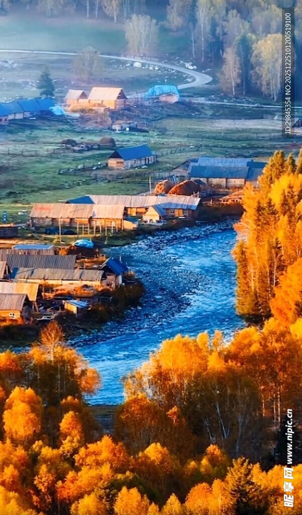 秋日河畔乡村美景