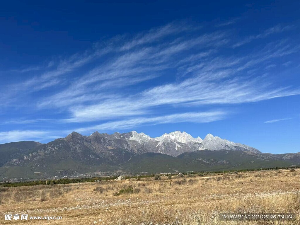 蓝天旷野中的巍峨雪山