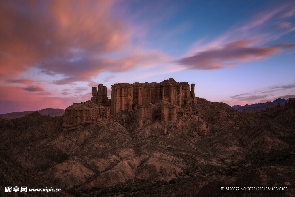 壮丽晚霞下的独特岩石景观