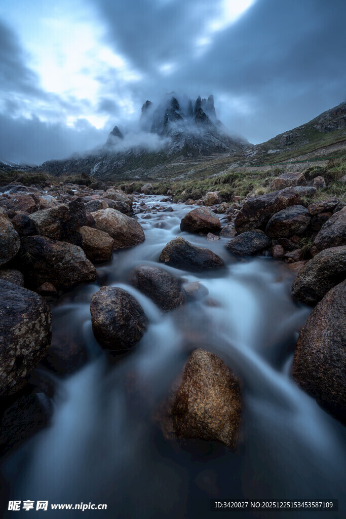 山间溪流与嶙峋怪石景观
