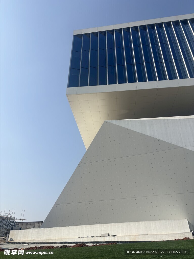 现代几何风格的独特建筑