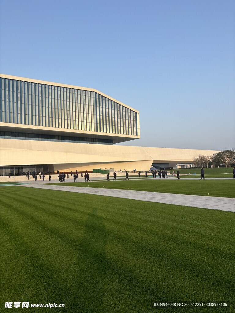 现代建筑前的大片绿茵草地