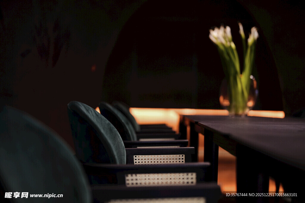 温馨室内餐桌旁的雅致布置