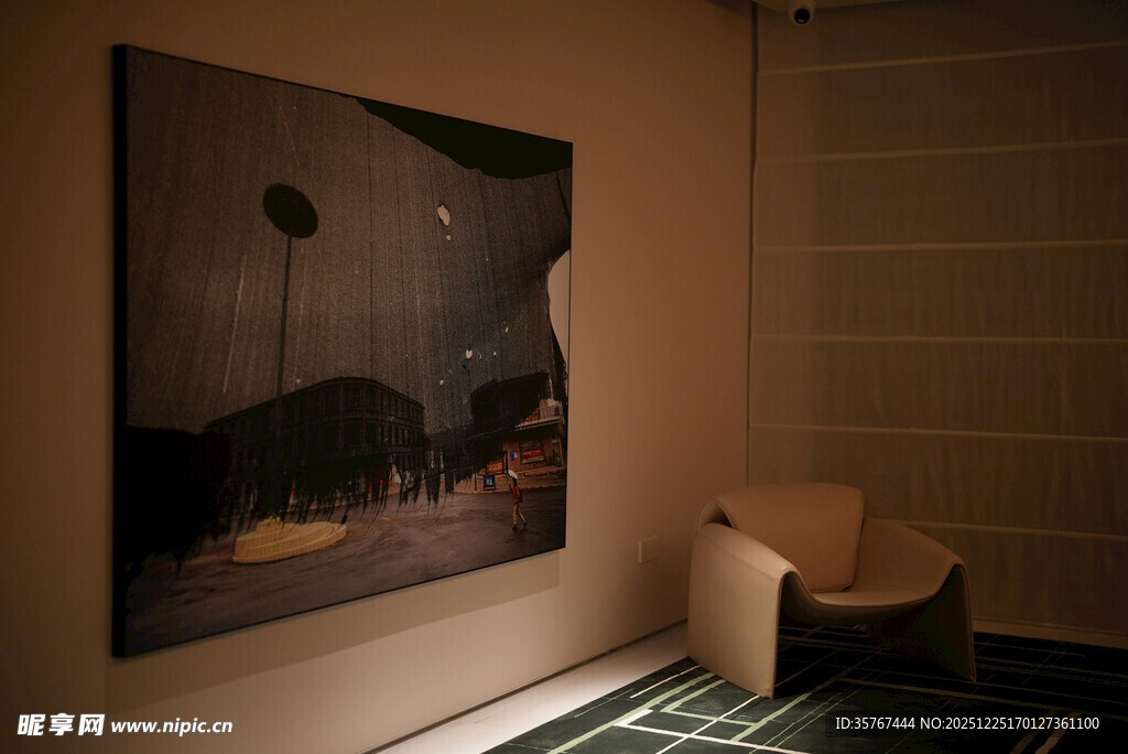 室内艺术挂画与简约座椅