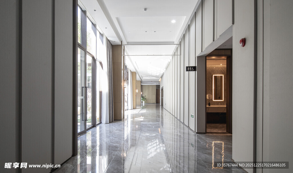 现代简约风格的宽敞走廊