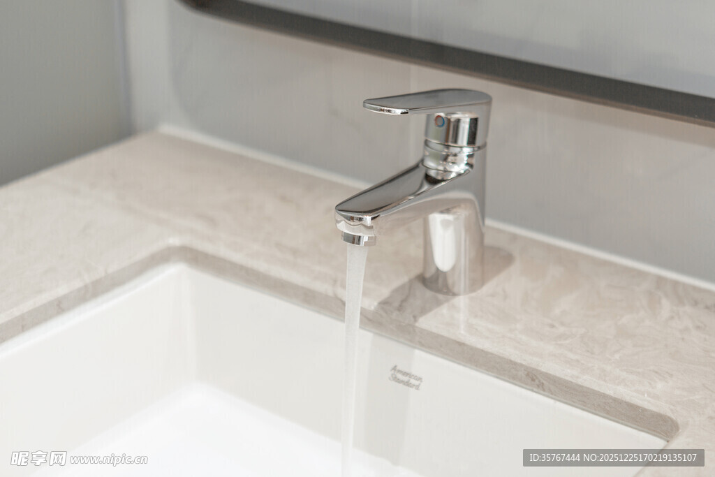 洗手台水龙头流水特写