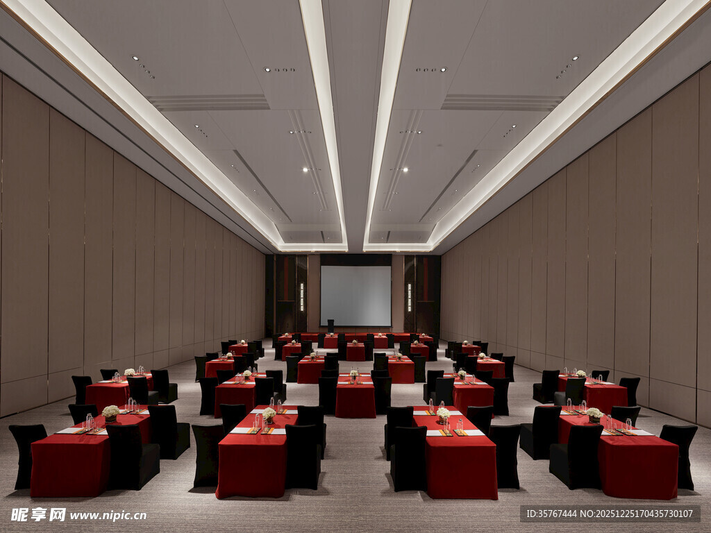 宽敞会议室配红黑座椅