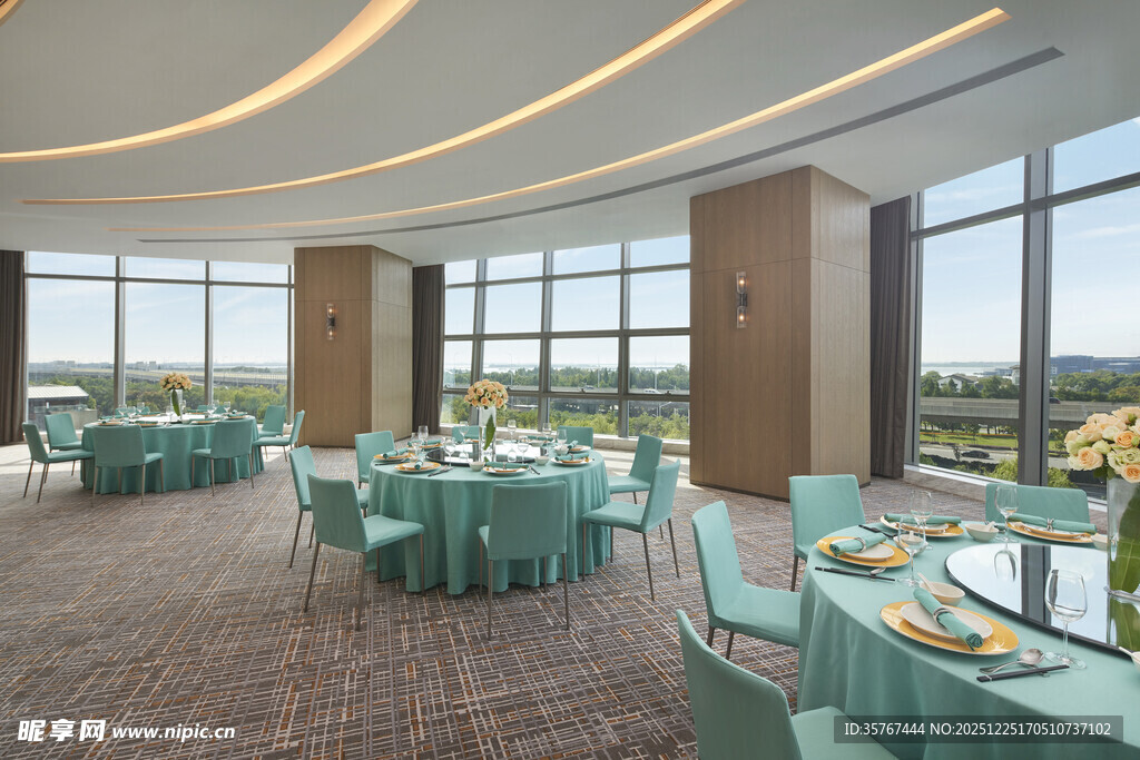 宽敞明亮的宴会大厅布置