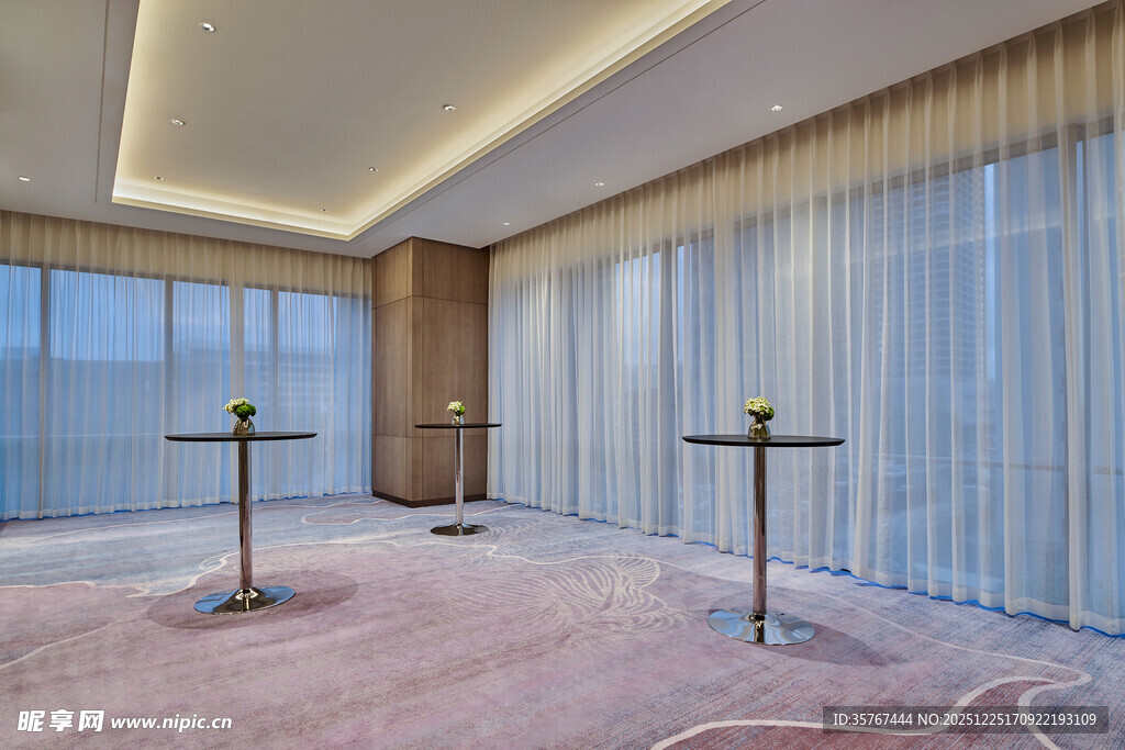 现代简约风格的宽敞室内空间