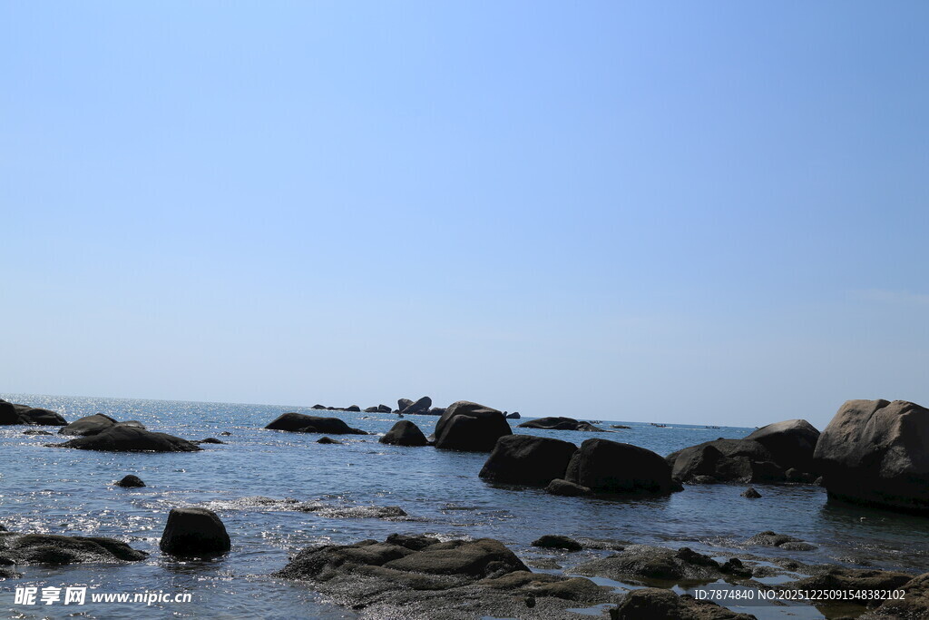 海边礁石 蓝天碧海之景