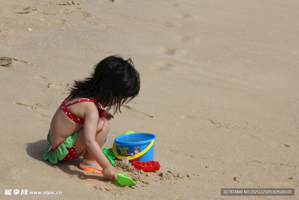 沙滩上玩耍的可爱小女孩