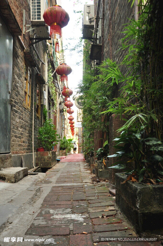 古巷红灯笼 绿植相伴景