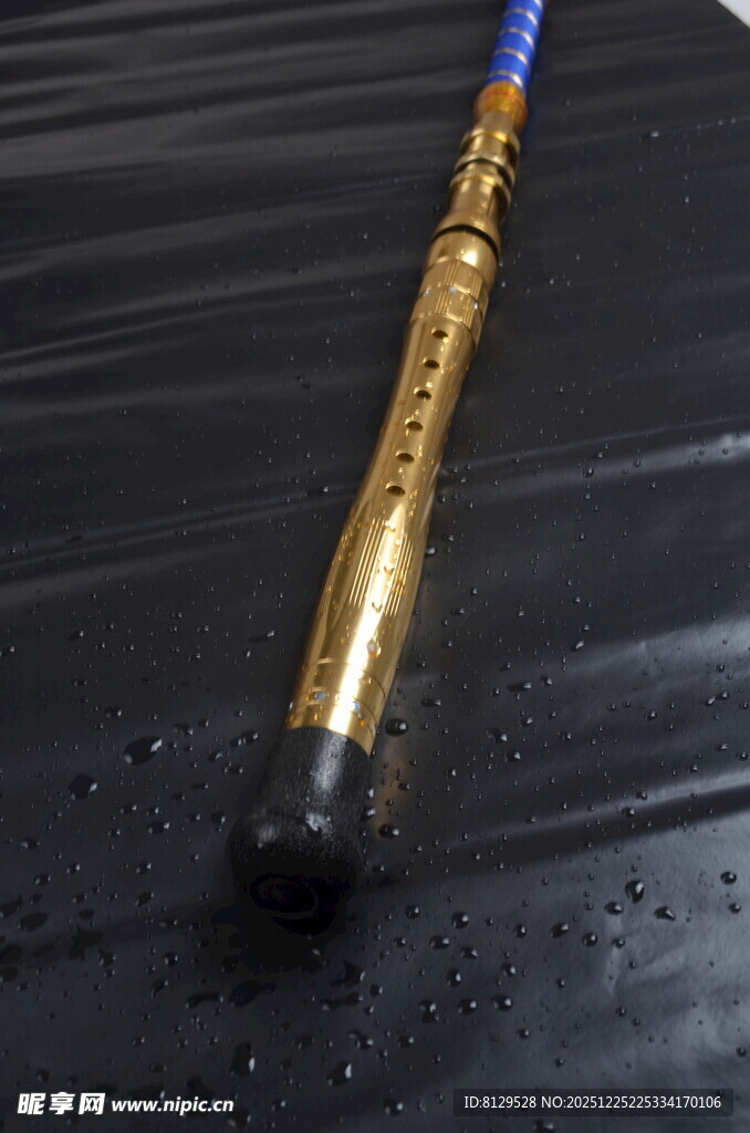 金色鱼竿尽显垂钓质感