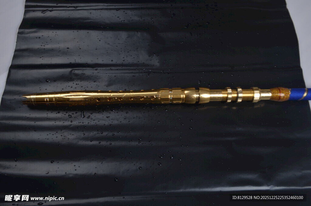 金色精致钢笔