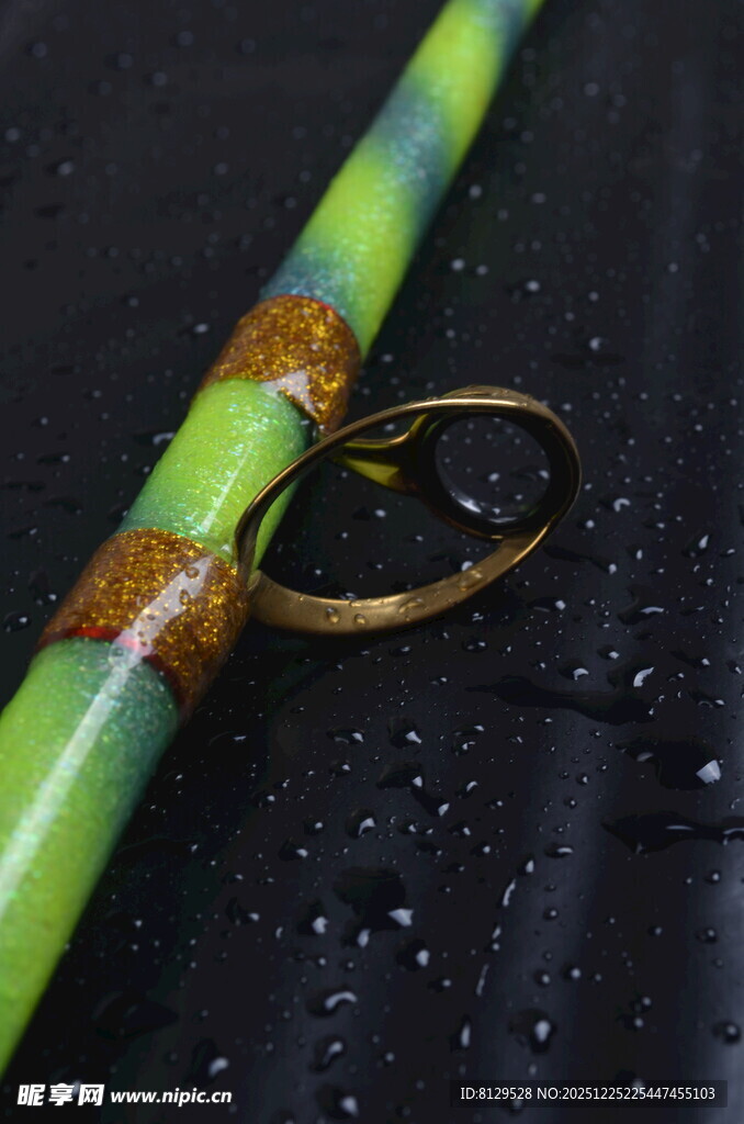 绿竿上的金色戒指